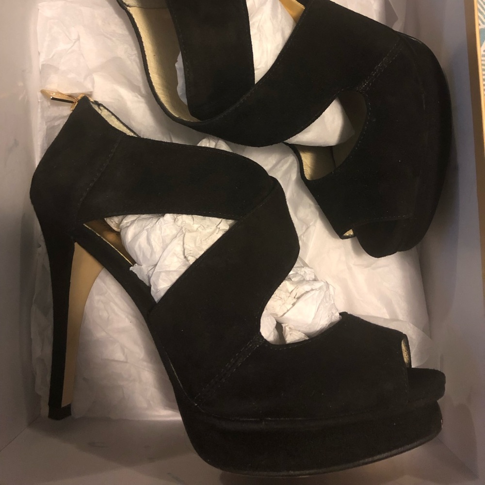 Cross strap black suede heels